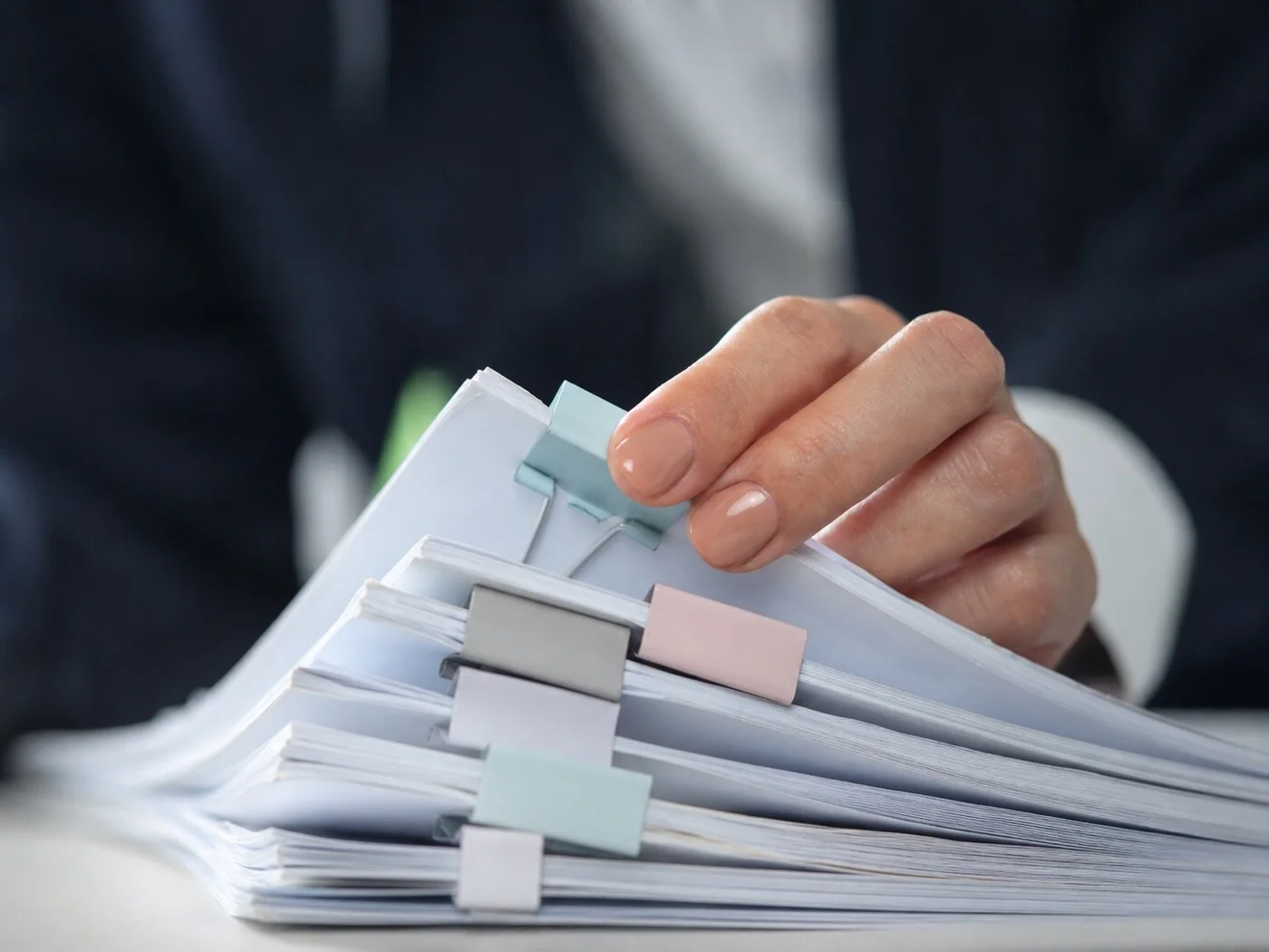 Main parcourant des documents avec des onglets